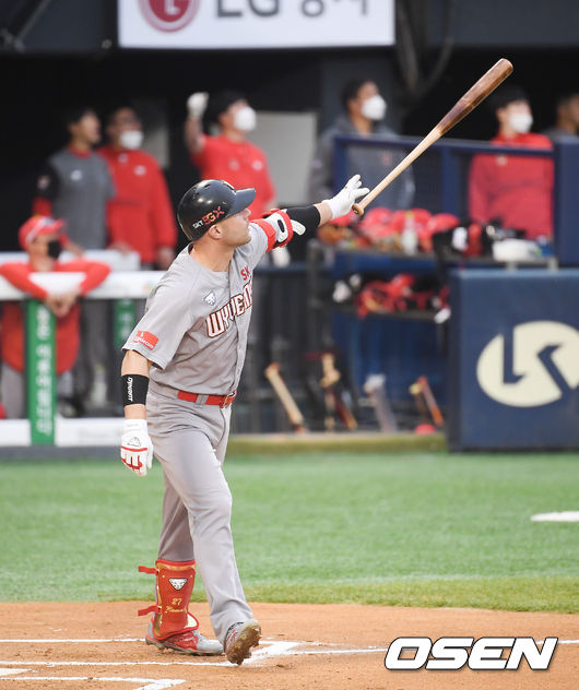 2회초 SK 선두타자 로맥이 선취 솔로홈런을 날리고 있다. /   soul1014@osen.co.kr