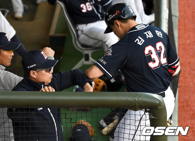 1회초 2사 1루 상황 두산 김재환이 선제 우월 투런포를 날리고 김태형 감독과 인사를 나누고 있다. / dreamer@osen.co.kr