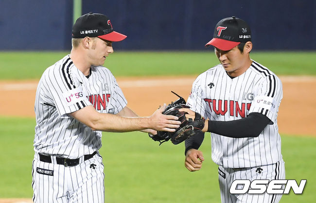 5회초 이닝종료 후 LG 선발투수 윌슨이 호수비 펼친 오지환을 맞이하며 하이파이브를 하고 있다. /   soul1014@osen.co.kr