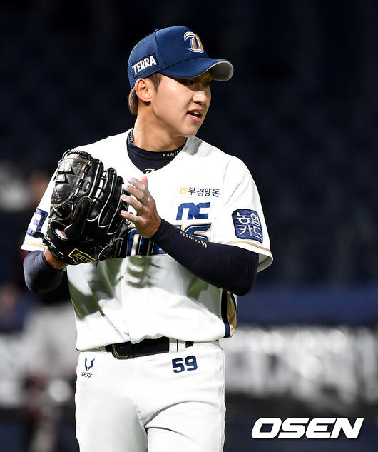 OSEN=창원, 최규한 기자] 14일 오후 창원 NC파크에서 ‘2020 신한은행 SOL KBO리그’ NC 다이노스와 KT 위즈의 경기가 열렸다. 7회초 2사 1루 상황 KT 박경수를 외야 플라이로 이끌며 실점없이 이닝을 마무리지은 NC 선발 구창모가 더그아웃으로 향하며 기뻐하고 있다. / dreamer@osen.co.kr