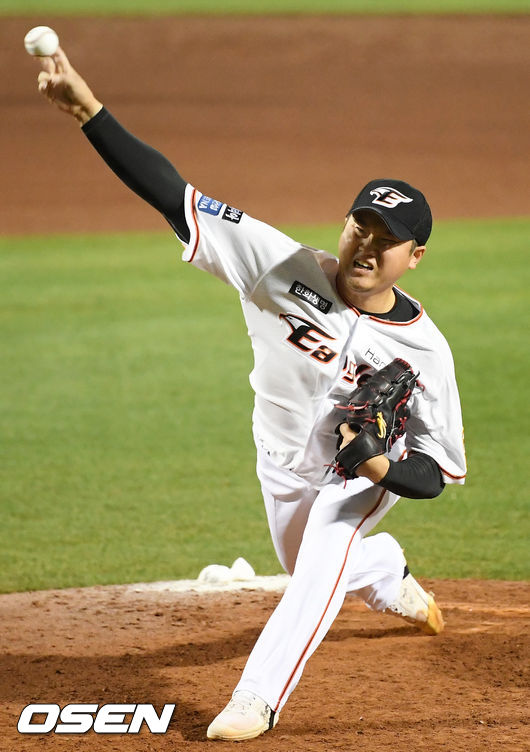 한화 김진영이 힘차게 공을 뿌리고 있다. / rumi@osen.co.kr
