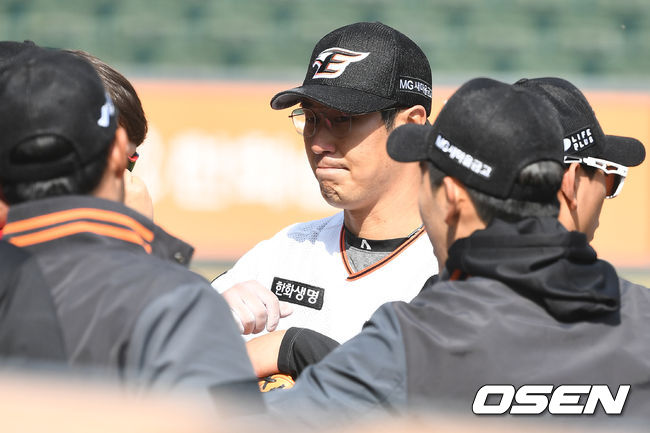 장민재가 더그아웃으로 향하며 동료들과 인사를 나누고 있다. / dreamer@osen.co.kr