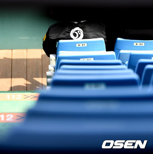 텅 빈 관중석 앞에서 KBO 비디오판독 요원이 경기를 지켜보고 있다. / dreamer@osen.co.kr