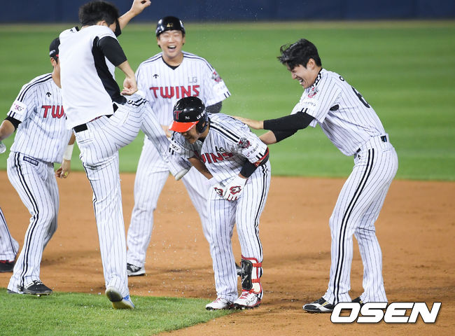 9회말 1사 3루 LG 정근우가 끝내기 안타를 날린뒤 임찬규, 이상규 등 동료들의 축하를 받고 있다.  / soul1014@osen.co.kr