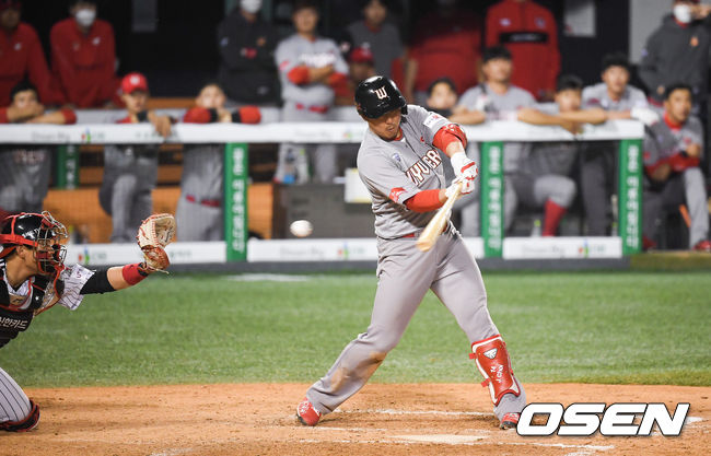 8회초 2사 3루 SK 최정이 헛스윙 삼진 아웃되고 있다. /soul1014@osen.co.kr