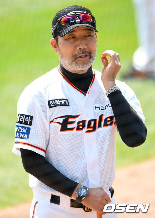 한화 한용덕 감독이 인터뷰를 진행하고 있다./ksl0919@osen.co.kr