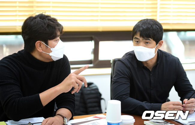 한화 정민철 단장과 롯데 성민규 단장이 이야기를 나누고 있다. /jpnews@osen.co.kr