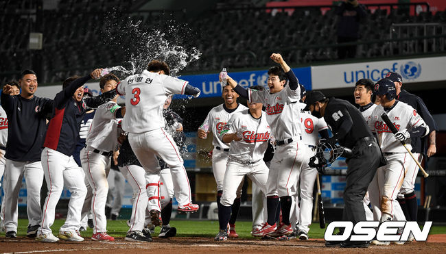 9회말 무사 선두타자로 나서 끝내기 우월 솔로포를 날린 롯데 민병헌이 홈을 밟으며 동료들의 물세례를 받고 있다. / dreamer@osen.co.kr