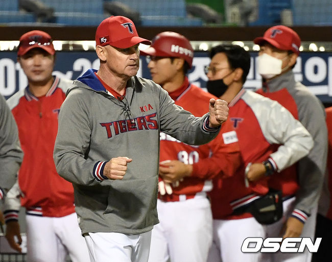 승리를 거둔 KIA 윌리엄스 감독 및 코칭스태프가 선수들과 인사를 나누고 있다. / dreamer@osen.co.kr