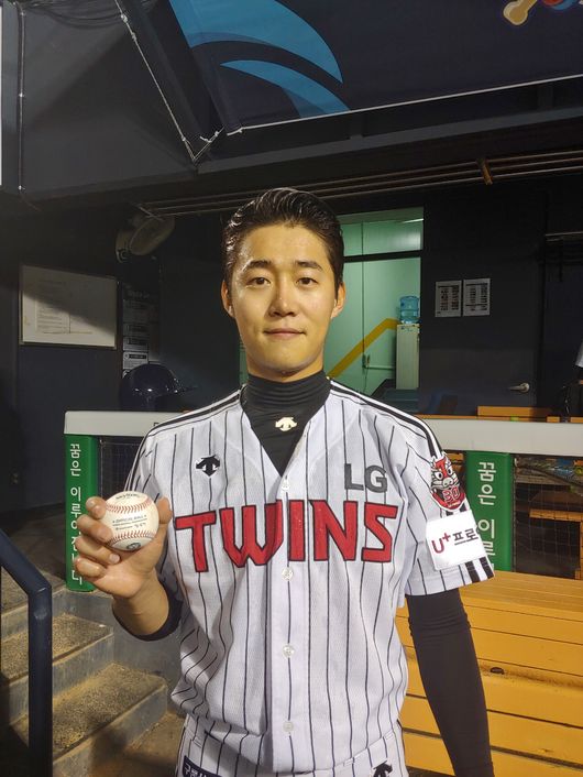 [사진] LG 이상규가 프로 데뷔 첫 승을 거둔 후 승리구를 들고 있다. / LG 트윈스 제공