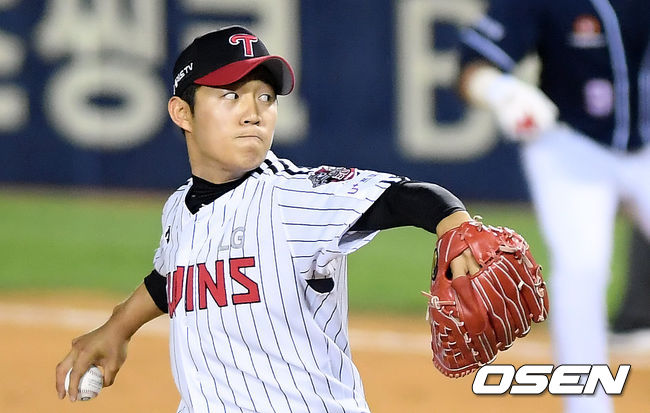 구원등판한 LG 이상규가 역투하고 있다. /cej@osen.co.kr