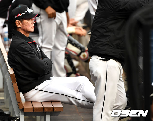 경기 시작을 앞두고 KT 이강철 감독이 그라운드를 바라보고 있다. / dreamer@osen.co.kr
