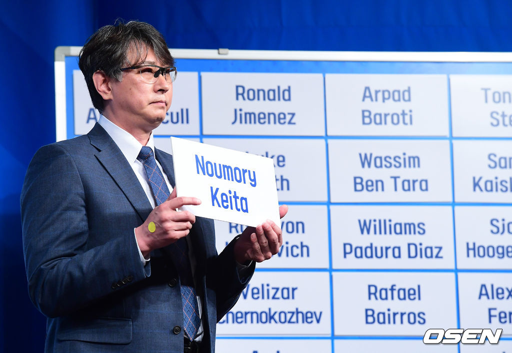 1순위 KB손해보험 이상렬 감독이 노우모리 케이타를 지명하고 있다. /jpnews@osen.co.kr