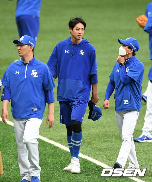 경기에 앞서 삼성 구자욱이 코치진과 이야기를 나누며 더그아웃으로 가고 있다. /sunday@osen.co.kr