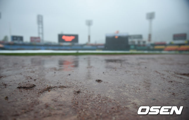 빗방울이 굵어지며 방수포가 그라운드에 덮혀있다. / youngrae@osen.co.kr