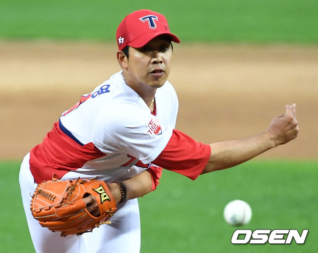 15일 오후 광주-기아 챔피언스필드에서 ‘2020 신한은행 SOL KBO리그’ KIA 타이거즈와 두산 베어스의 경기가 열렸다. KIA 선발 임기영이 힘차게 공을 뿌리고 있다. / dreamer@osen.co.kr