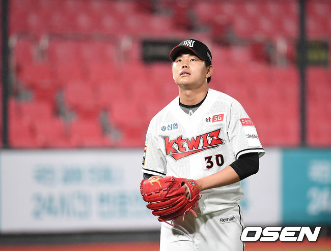 5회초 이닝을 마친 KT 소형준이 더그아웃으로 들어오고 있다. /youngrae@osen.co.kr