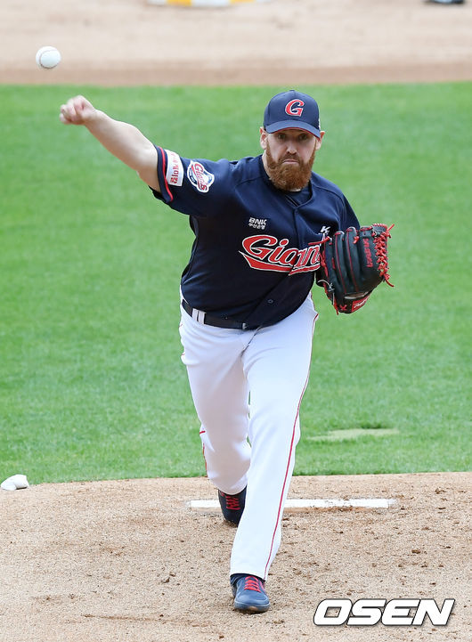 1회말 롯데 선발투수 스트레일리가 공을 뿌리고 있다. /cej@osen.co.kr