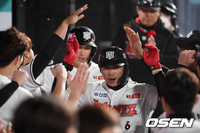 15일 오후 수원 KT위즈파크에서 '2020 신한은행 SOL KBO리그' KT 위즈와 삼성 라이온즈의 경기가 열렸다.7회말 1사 2루 KT 박경수가 투런 홈런을 때린 뒤 동료들과 기뻐하고 있다. /youngrae@osen.co.kr