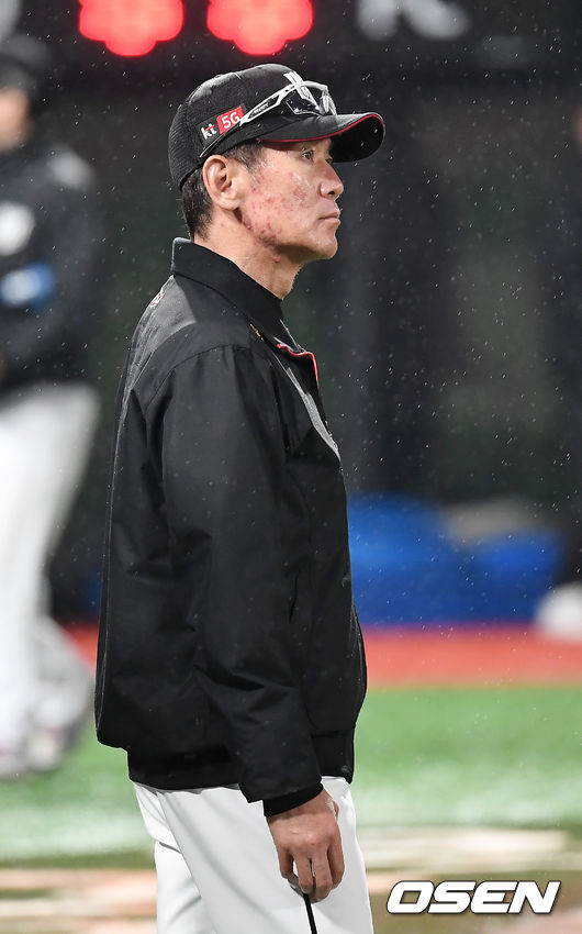 KT는 15일 수원 KT위즈파크에서 열린 ‘2020 신한은행 SOL KBO리그’ 삼성 라이온즈와의 팀 간 1차전에서 14-6으로 승리했다. KT는 4연패에서 탈출하며 시즌 두 번째 승리(7패) 째를 거뒀다. 삼성은 2연승을 마치고 시즌 전적 4승 6패를 기록했다.승리를 거둔 KT 이강철 감독이 선수들을 맞이하고 있다. /youngrae@osen.co.kr