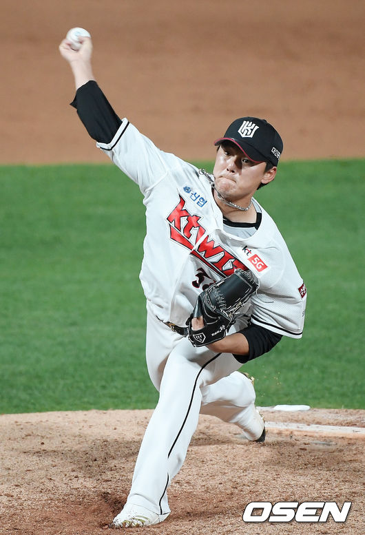 7회초 마운드에 오른 KT 주권이 힘차게 공을 뿌리고 있다. /rumi@osen.co.kr