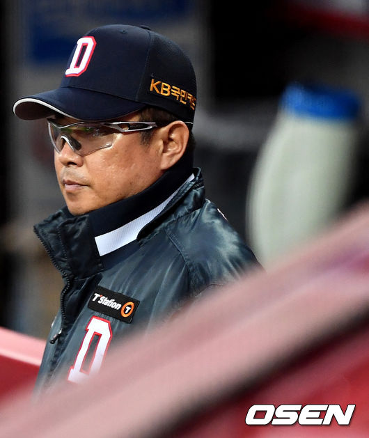 15일 오후 광주-기아 챔피언스필드에서 ‘2020 신한은행 SOL KBO리그’ KIA 타이거즈와 두산 베어스의 경기가 열렸다. 경기 시작을 앞두고 두산 김태형 감독이 그라운드를 바라보고 있다. / dreamer@osen.co.kr