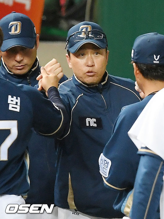 경기를 마치고 NC 이동욱 감독이 선수들과 하이파이브를 하고 있다./ rumi@osen.co.kr