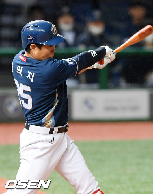 연장 10회초 2사 주자 만루 NC 양의지가 중견수 앞 2타점 적시타를 날리고 있다./ rumi@osen.co.kr