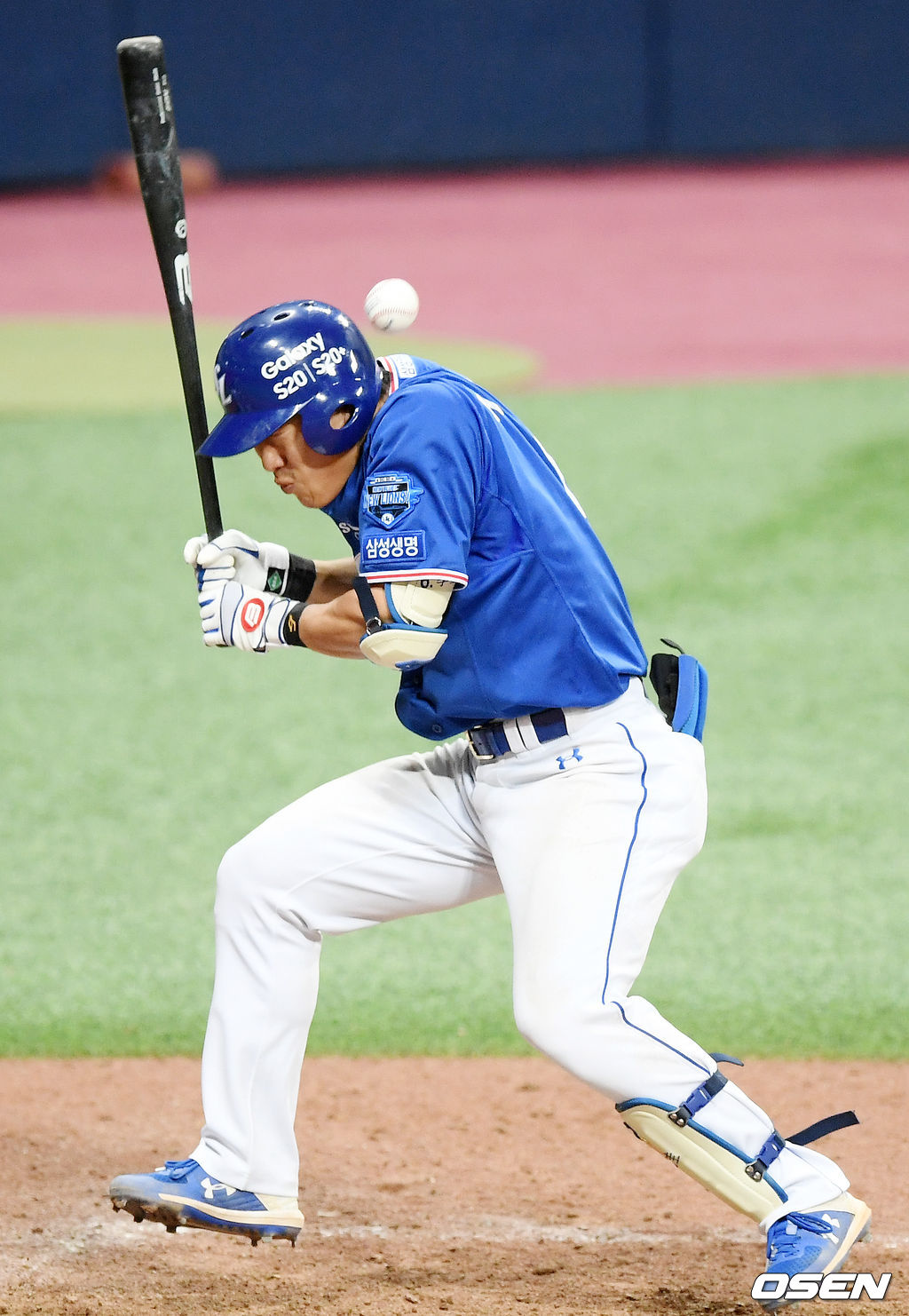 9회초 1사 주자 2루 삼성 이성규가 타석에서 키움 투수 임규빈이 던진 볼에 머리를 맞고 있다./ rumi@osen.co.kr