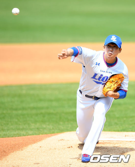 롯데가 27일 대구삼성라이온즈파크에서 열린 원정 경기에서 선발 애드리안 샘슨의 쾌투와 타선의 집중력을 앞세워 12-5로 크게 이겼다.이로써 지난 23일 사직 경기 3-5 패배를 설욕했다. 반면 삼성은 선발 윤성환이 무너지는 바람에 21일 광주 KIA전 이후 연승 행진을 '3'에서 마감했다. 1회 윤성환이 마운드에 올라 역투하고 있다./ksl0919@osen.co.kr