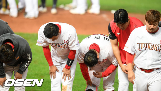 7연패에 빠진 SK 선수들이 경기 후 인사를 하며 퇴장을 하고 있다./ rumi@osen.co.kr