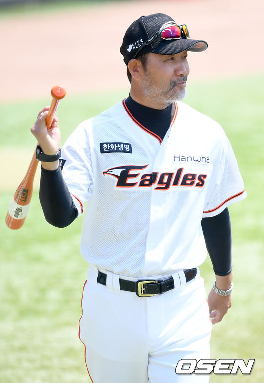 한화 한용덕 감독이 선수들의 훈련을 지켜보고 있다./ksl0919@osen.co.kr