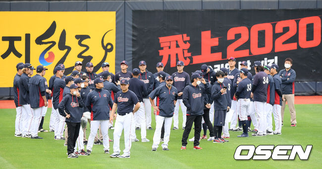 롯데 선수들이 훈련에 앞서 미팅을 갖고 있다. /cej@osen.co.kr