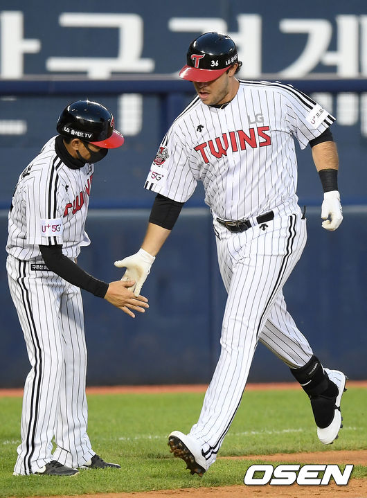 12일 오후 서울 잠실야구장에서 ‘2020 신한은행 SOL KBO리그’ LG 트윈스와 SK 와이번스의 경기가 열렸다. 3회말 1사 1루에서 LG 라모스가 역전 좌중월 투런 홈런을 때려낸 뒤 김재걸 코치와 손바닥을 치고 있다. /cej@osen.co.kr