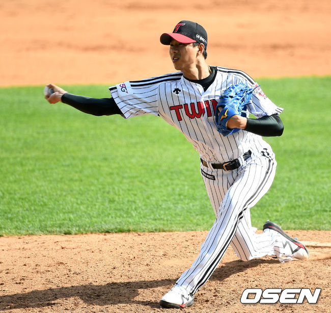 5일 오후 서울 잠실야구장에서 ‘2020 신한은행 SOL KBO 리그’ 두산 베어스와 LG 트윈스의 개막전 경기가 열렸다. 8회초 LG 정우영이 역투하고 있다. /sunday@osen.co.kr