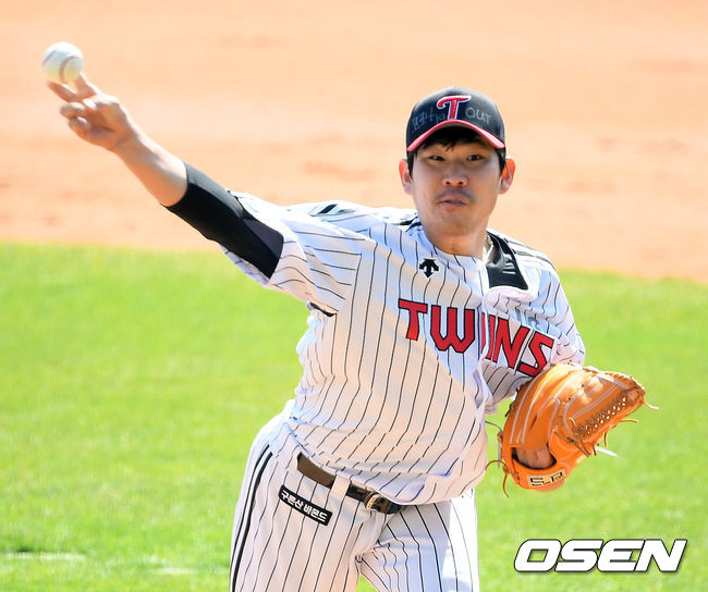 선발 정찬헌이 힘차게 공을 뿌리고 있다. /rumi@osen.co.kr