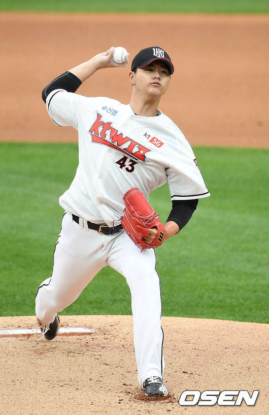 1회초 KT 김민이 역투하고 있다. /youngrae@osen.co.kr