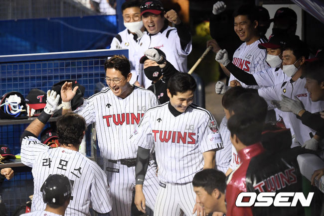 16일 오후 서울 잠실야구장에서 ‘2020 신한은행 SOL KBO리그’ LG 트윈스와 키움 히어로즈의 더블헤더 2차전 경기가 열렸다.8회말 LG 선두타자 라모스가 중월 동점 솔로 홈런을 때려낸 뒤 더그아웃에서 LG 선수들의 환영을 받고 있다. /cej@osen.co.kr