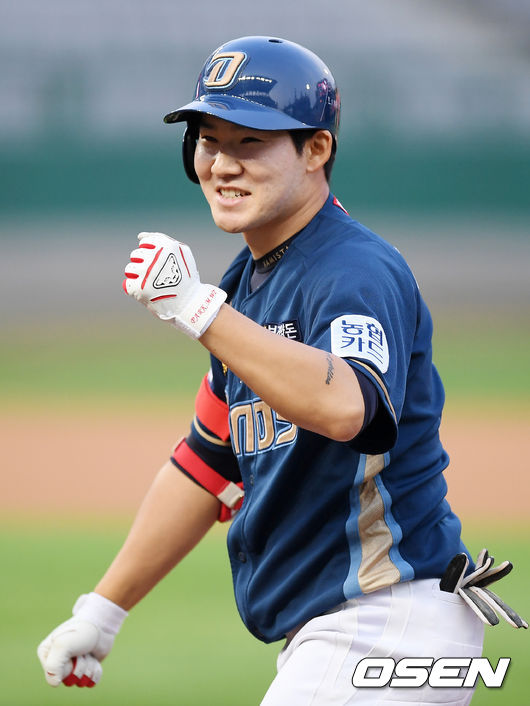 8회초 무사 주자 2루 NC 박민우가 역전 1타점 적시타를 날린 후 1루에서 기뻐하고 있다./ rumi@osen.co.kr