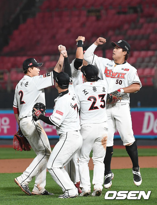 KT는 16일 수원 KT위즈파크에서 열린 ‘2020 신한은행 SOL KBO리그' 삼성과의 경기에서 10-4로 승리했다. 승리를 거둔 KT 선수들이 기뻐하고 있다. /youngrae@osen.co.kr