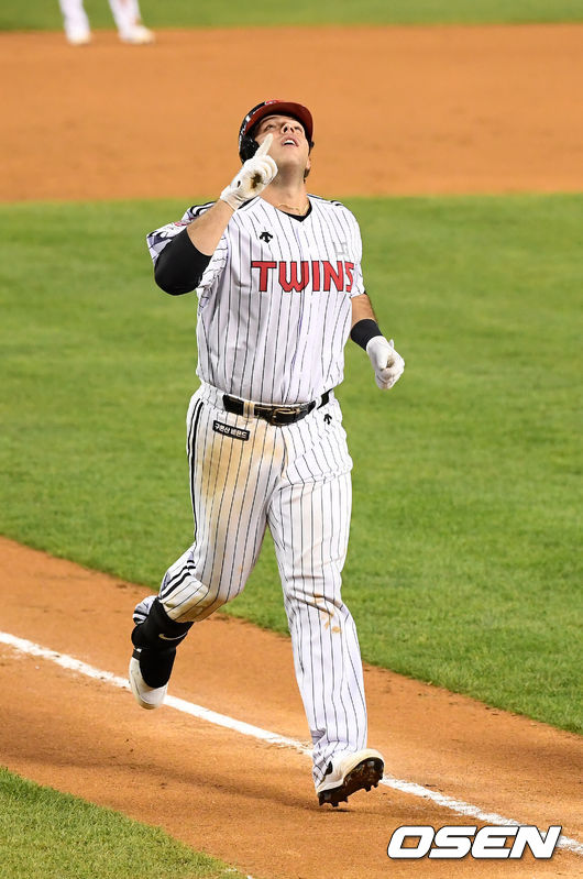 8회말 LG 선두타자 라모스가 솔로 홈런을 때려내고 베이스를 돌고 있다. /cej@osen.co.kr