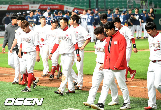 8연패에 빠진 SK 선수들이 경기 후 그라운드에서 인사하고 퇴장하고 있다./ rumi@osen.co.kr