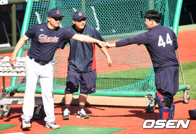 롯데 행크 콩거 배터리 코치와 김준태가 훈련을 마친 뒤 인사를 나누고 있다. / dreamer@osen.co.kr