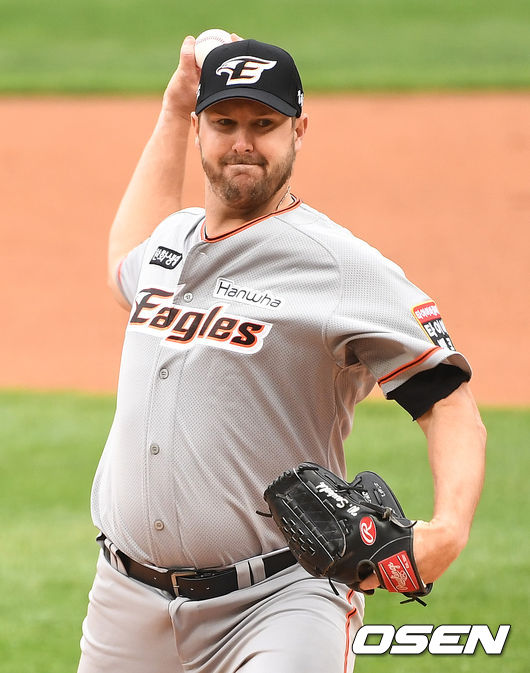 한화 선발 서폴드가 힘차게 공을 뿌리고 있다./ dreamer@osen.co.kr