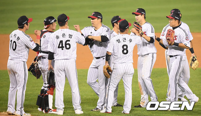 경기 종료 후 LG 선수들이 승리를 기뻐하고 있다. /cej@osen.co.kr