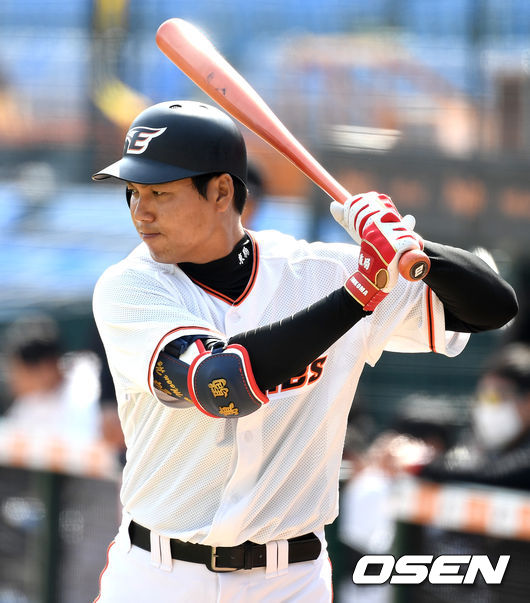 한화 김문호가 대기타석에서 스윙 연습을 하고 있다. / dreamer@osen.co.kr