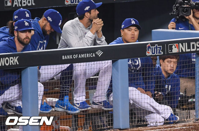 연장 10회말 패색이 짙어지자 류현진이 더그아웃에서 어두운 표정으로 더그아웃에 앉아 있다.  /soul1014@osen.co.kr