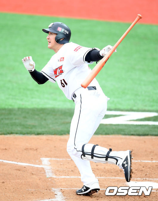 2회말 선두타자 KT 유한준이 좌전 1루타를 때려내고 있다. /cej@osen.co.kr