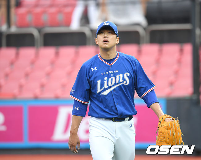 1회말 이닝을 마친 삼성 윤성환이 더그아웃으로 들어오고 있다. /youngrae@osen.co.kr