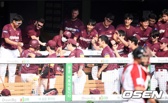 7회초 2사 2,3루 키움 서건창의 2타점 적시타때 2루 주자 변상권이 득점한뒤 동료들의 축하를 받고 있다. /   soul1014@osen.co.kr